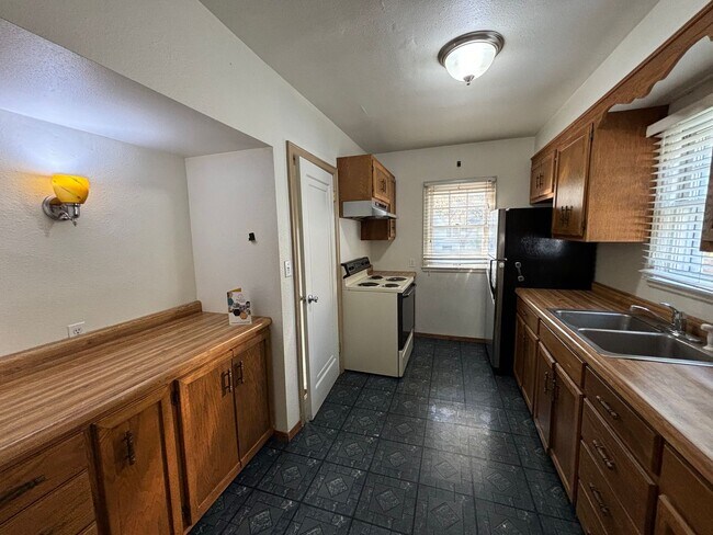 Building Photo - 4 Bedroom House Near MSUM!