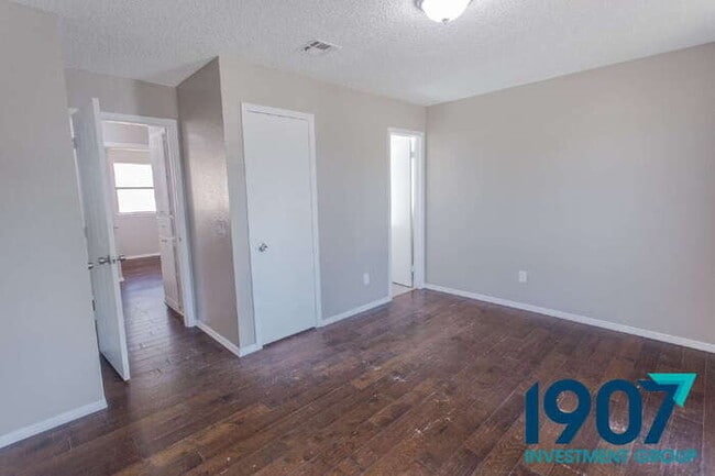 Building Photo - Spacious 5-Bedroom Home in Moore with Rece...
