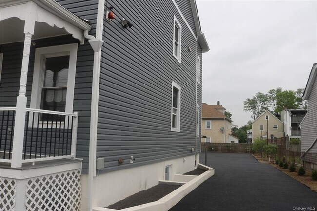 Building Photo - 43 Elm St