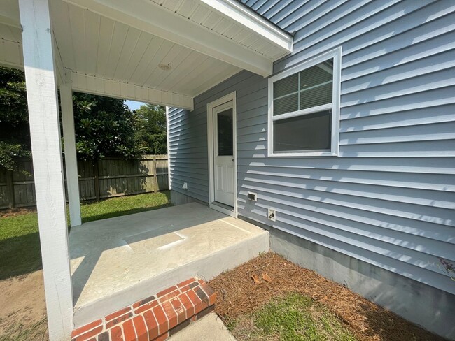 Building Photo - 3 Bed 2.5 Bath Single Family Home