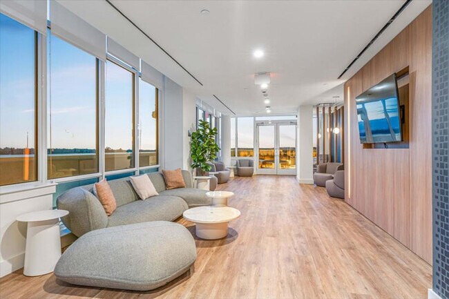 Building Photo - 57 Bank St