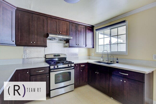 Building Photo - Contemporary Newly Renovated 3 Bedroom 2 Bathroom Residence