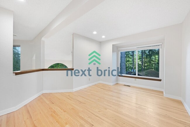 Building Photo - Lake Sammamish View Home with Spacious Decks in Prime Bellevue Location