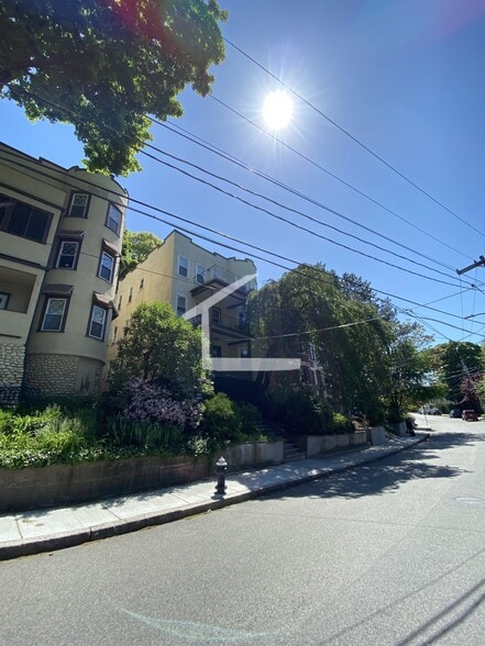 Building Photo - 303 Tappan St