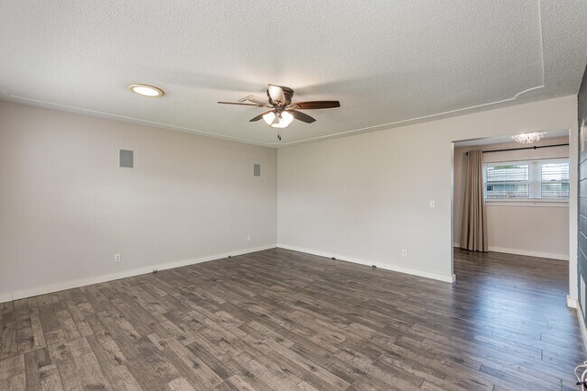 Building Photo - 4885 Santa Rosa Ave