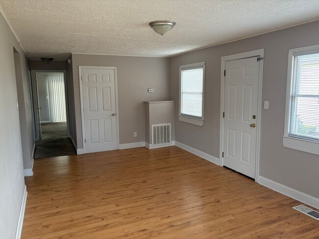 Building Photo - 1657 Redwood Dr