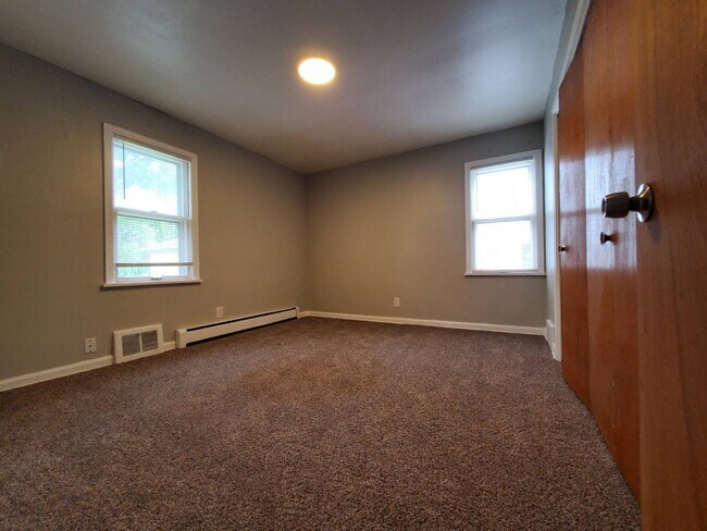 Building Photo - Charming 4-Bedroom Property in Prime Location