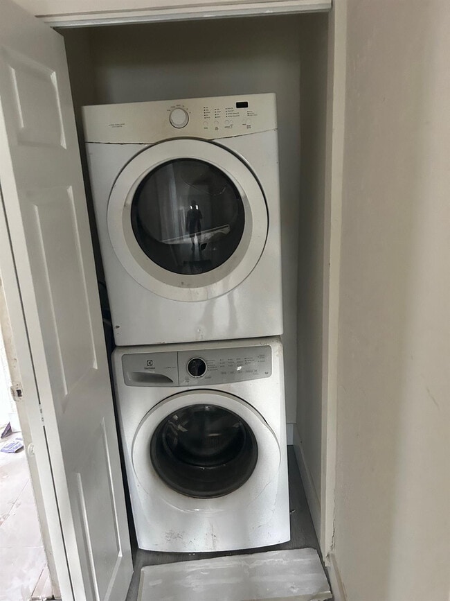 Building Photo - 823 NE 14th Pl