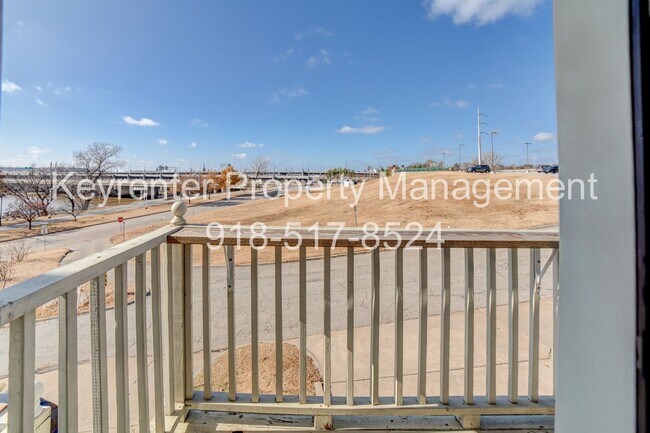 Building Photo - Riverview - Stunning 2 bed 2 bath Townhouse Great Location