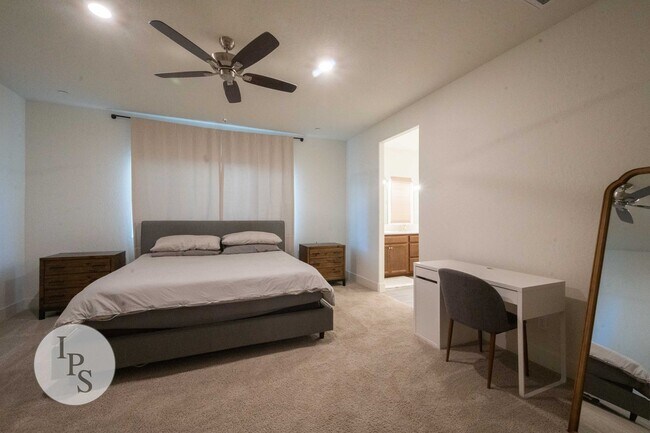 Building Photo - Madera Riverstone Home, 3BR/2BA, SOLAR, Community Pool, New Elementary School in Community!