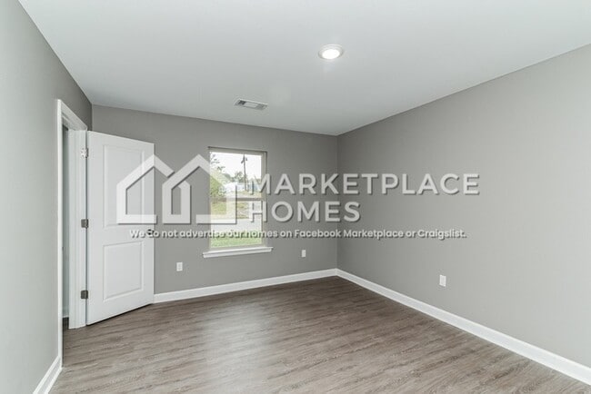 Building Photo - 823 W 20th St