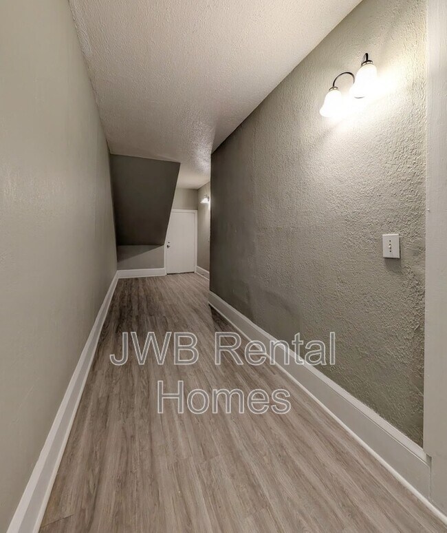 Building Photo - 2743 Vernon Terrace