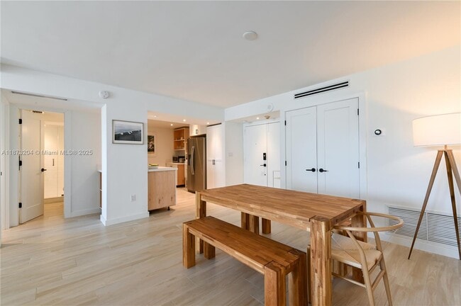 Building Photo - 1420 Brickell Bay Dr