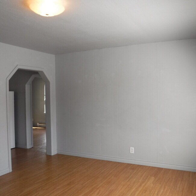 Building Photo - g735