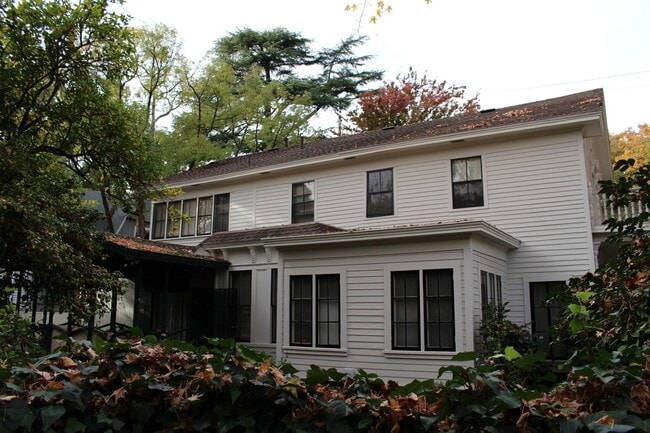 Building Photo - Beautiful Historic Home!