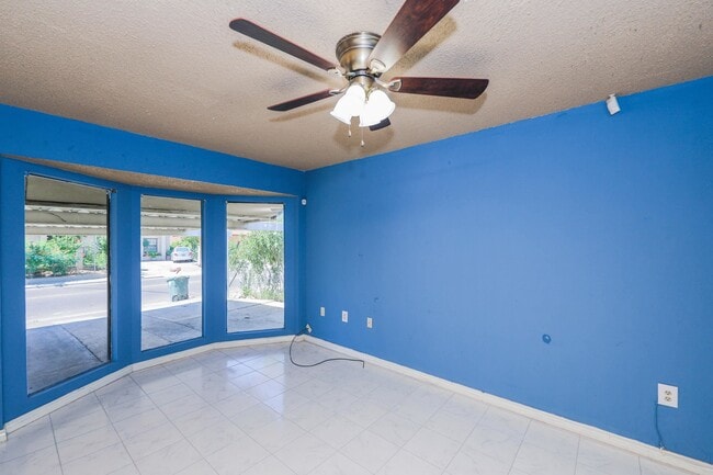 Building Photo - 806 Bustamante St
