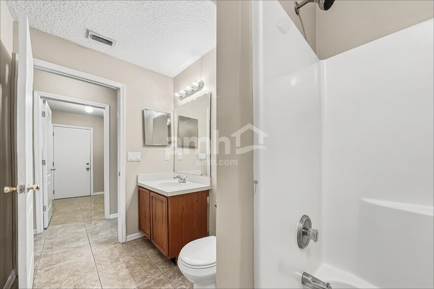 Building Photo - 9640 Clinton Corners Dr