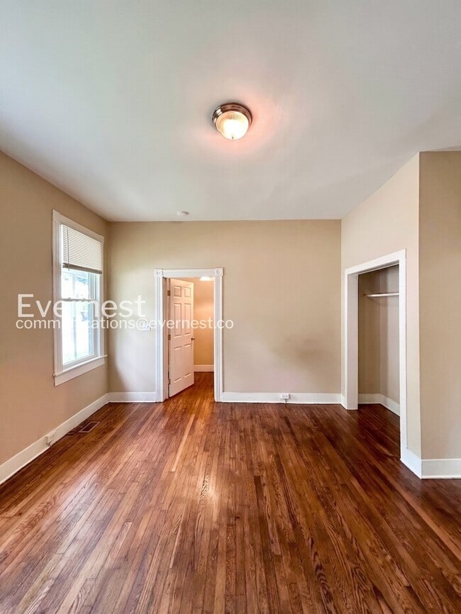 Building Photo - 3 Bed, 1 Bath Home with Driveway and Hardwood Floors | Housing Vouchers Accepted |  Available Now!