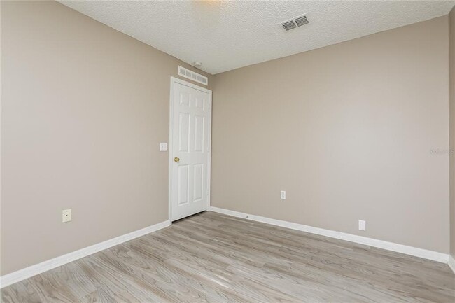 Building Photo - 977 Vanderbilt Dr