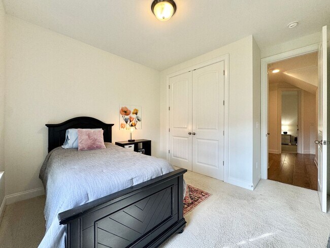 Building Photo - 4 Bedroom Home with Office in Walking Distance to Schools