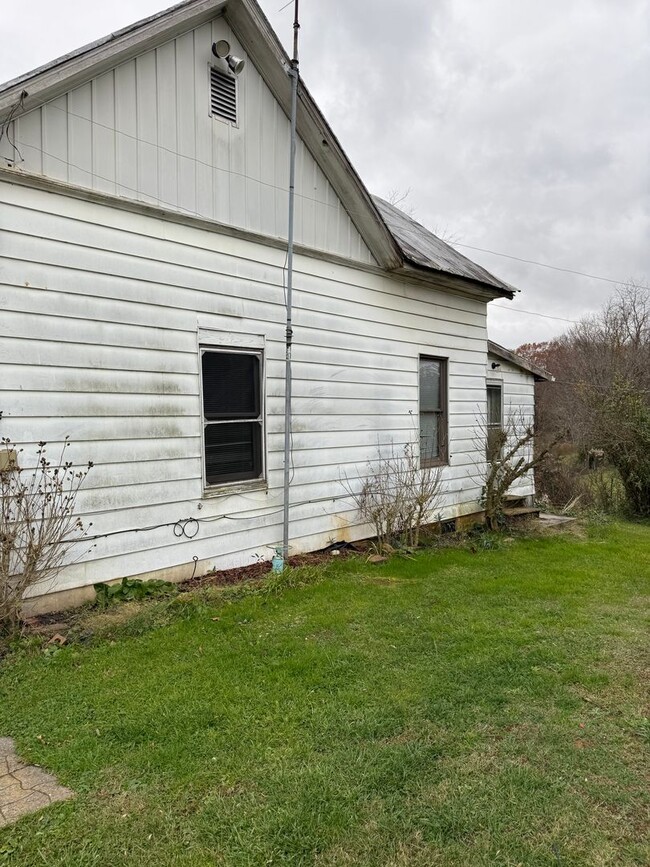 Building Photo - 2 bedroom in country