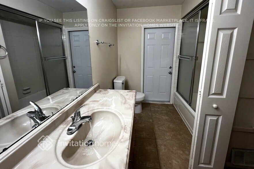 Building Photo - 832 SE Thornhill Dr