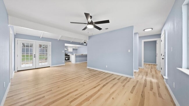 Building Photo - 1112 Village Green Dr