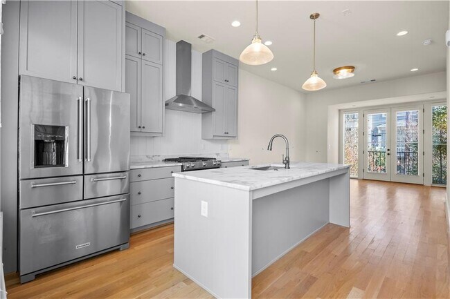 Building Photo - 689 Fraser St SE