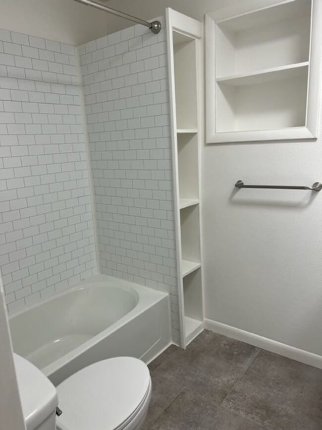 Building Photo - Centrally Located 2 Bed With Washer/Dryer Hookups