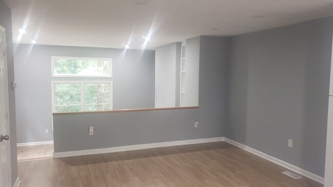 Building Photo - Charming 3br 3ba Townhome in Chapel Hill! ...