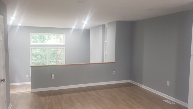 Building Photo - Delightful 3br 3ba Townhome in Chapel Hill! Available Now!