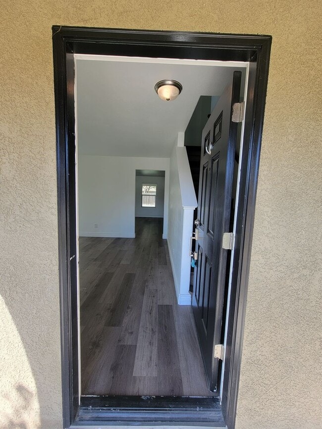 Building Photo - 4 Bedroom 2 Bathroom Home Close to Shopping and Restaurants!!