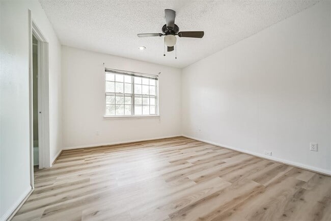 Building Photo - 15738 Fleetwood Oaks Dr