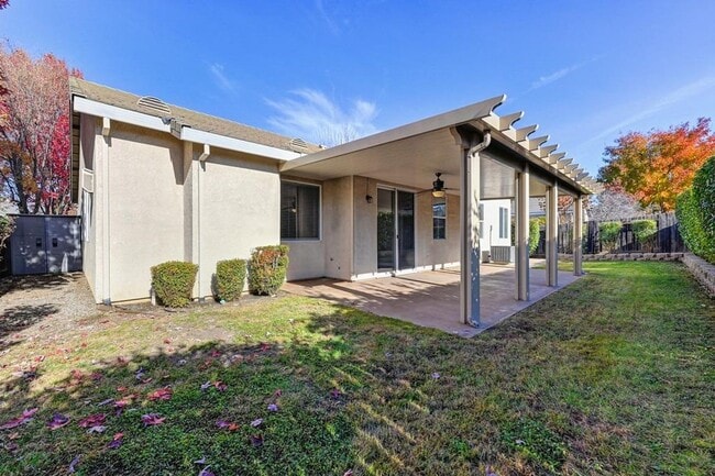 Building Photo - Gorgeous Roseville 4 Bedroom