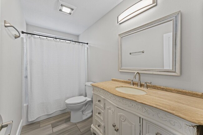 Building Photo - "Spacious 3-Bedroom Retreat with Modern Co...