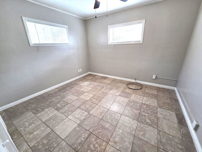 Building Photo - 4 Bedroom 2 Bath Home