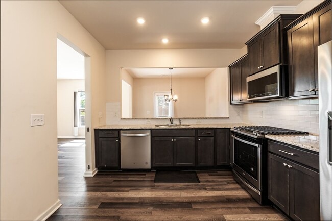 Building Photo - Gorgeous End Unit Townhome!