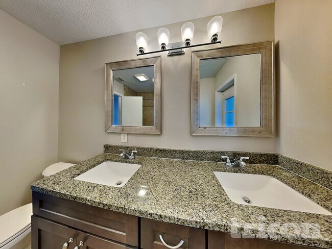 Building Photo - 3516 E Roundtree Dr