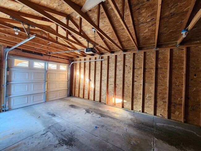 Building Photo - Spacious 3 Bedroom 1.5 Bathroom Home