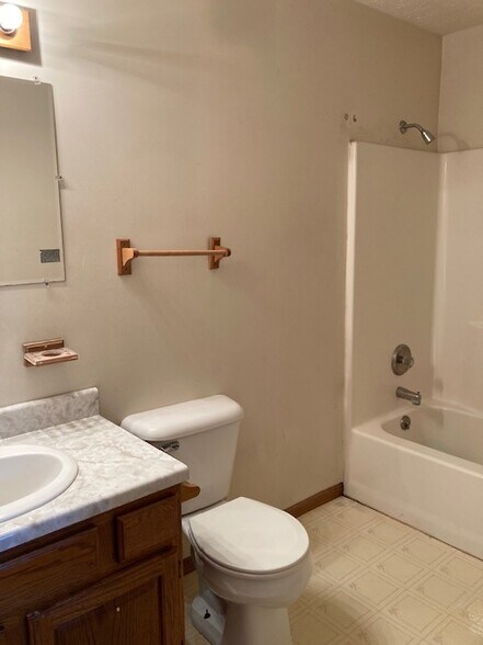 Building Photo - 411 N Shady Bend Rd