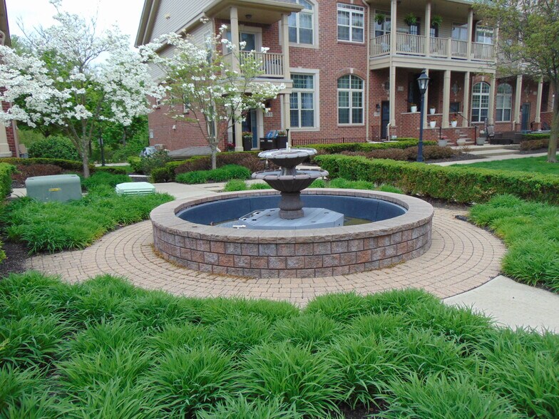 Building Photo - 129 E Bay Dr