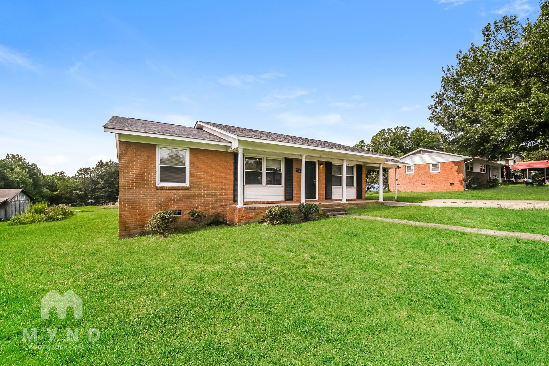 Building Photo - 221 Tanglewood Dr
