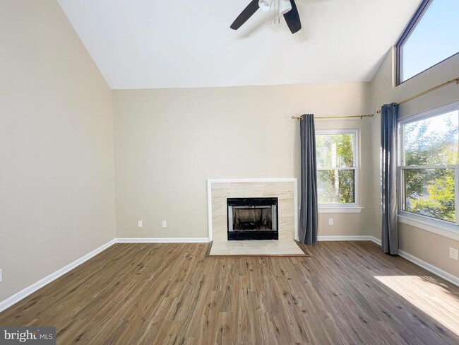 Building Photo - 13405 Shady Knoll Dr