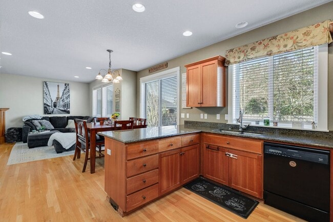Building Photo - Lovely 4 bedroom home with neighborhood pool