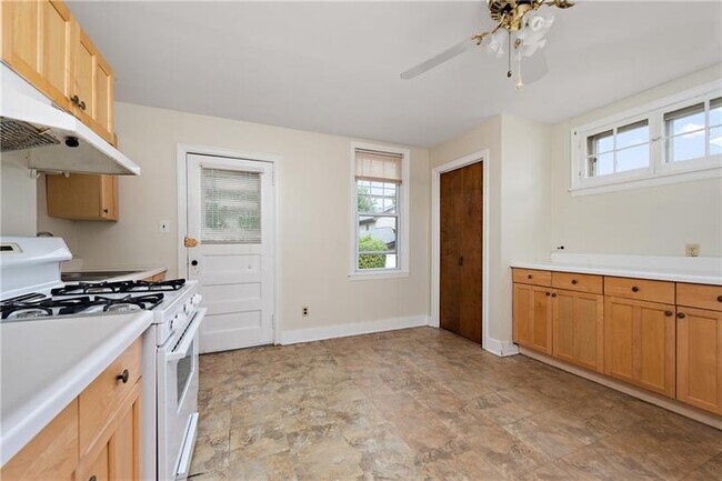 Building Photo - 318 Sprott Way