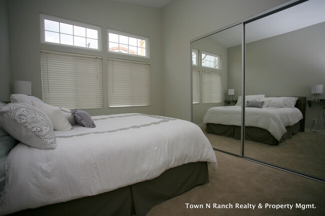 Building Photo - 3Br 2 1/2Ba, 2 Story Condo Avail May 1st short term lease