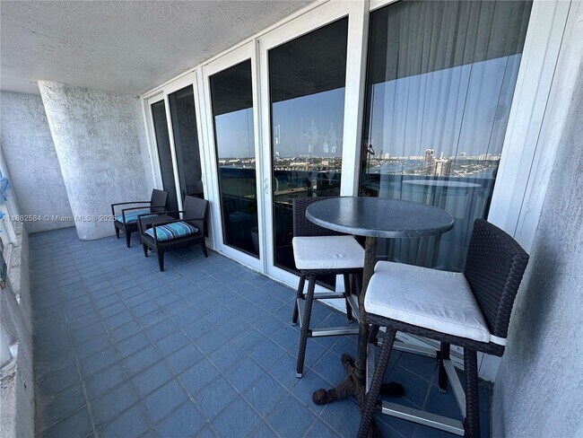 Building Photo - 1717 N Bayshore Dr