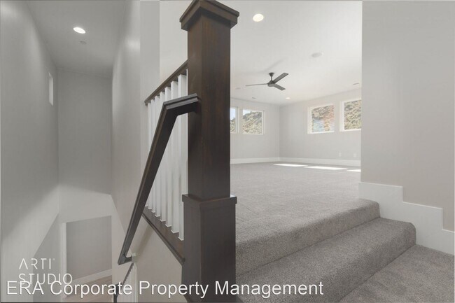 Building Photo - 4 br, 2.5 bath House - E272  385 E. Entrad...