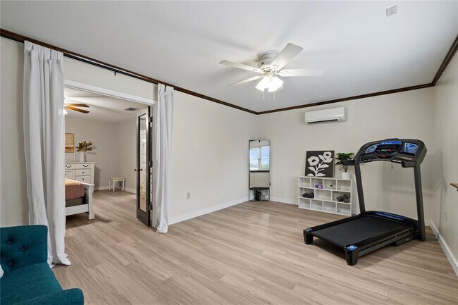 Building Photo - 1702 Oakridge Dr