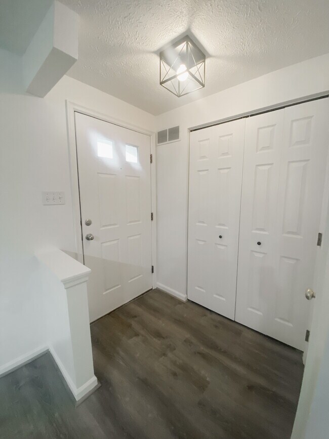 Entryway - 5053 Hamilton Dr